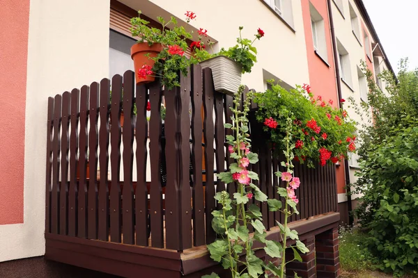 Wooden Balcony Decorated Beautiful Red Flowers — Stockfoto