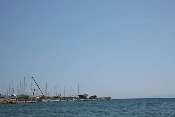 晴れた日にはボートや穏やかな海と桟橋の絵のような景色 — ストック写真