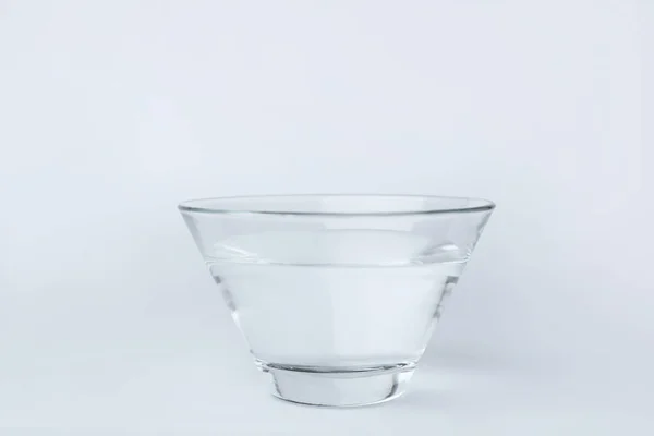 Glas Skål Full Vatten Vit Bakgrund — Stockfoto