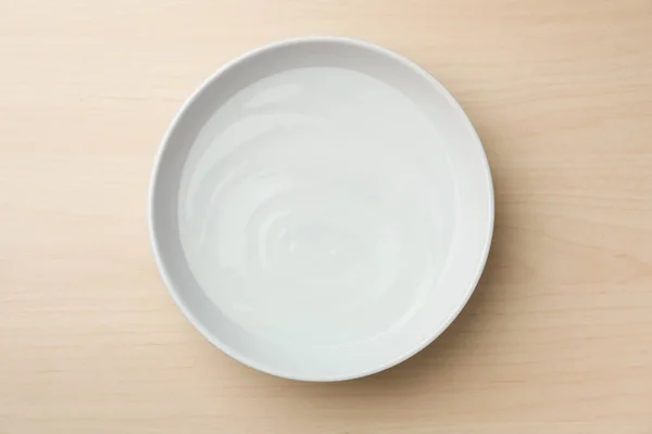 木制桌子上有水的白色碗 顶部观景 — 图库照片