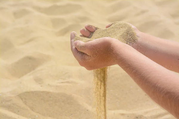 Criança Derramando Areia Mãos Praia Close Com Espaço Para Texto — Fotografia de Stock