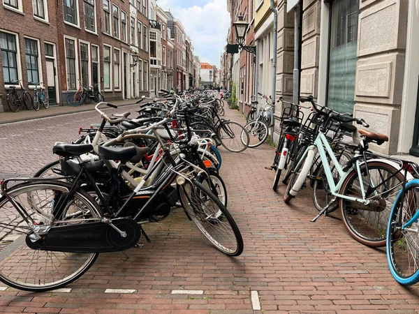 Πολλά Διαφορετικά Ποδήλατα Σταθμευμένα Κοντά Στο Κτίριο Στο Δρόμο Της — Φωτογραφία Αρχείου