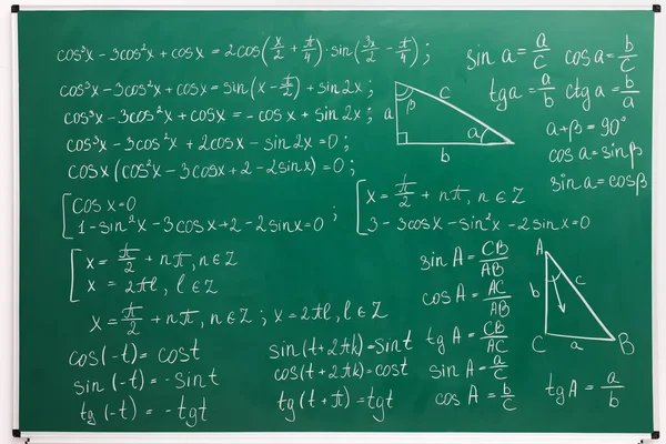 Πολλοί Διαφορετικοί Μαθηματικοί Τύποι Γράφτηκαν Στο Πράσινο Chalkboard — Φωτογραφία Αρχείου
