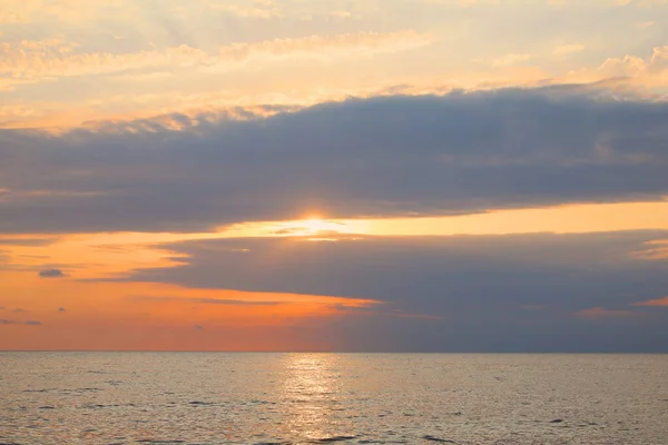 Мальовничий Вид Захід Сонця Красивими Хмарами Над Морем — стокове фото