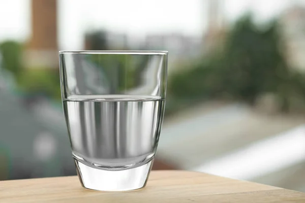 Ahşap Masadaki Saf Bardağı Bulanık Arkaplan Metin Için Boşluk — Stok fotoğraf