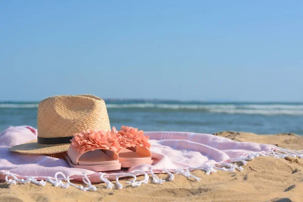 Coperta Con Eleganti Pantofole Cappello Paglia Sulla Spiaggia Sabbiosa Vicino — Foto Stock