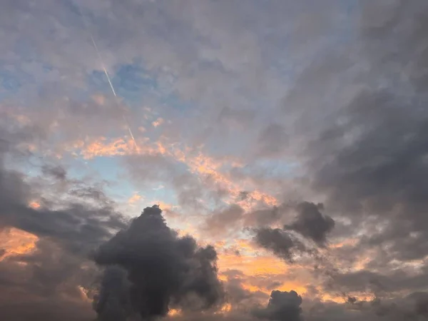 Γραφική Θέα Του Συννεφιασμένου Ουρανού Στο Ηλιοβασίλεμα — Φωτογραφία Αρχείου