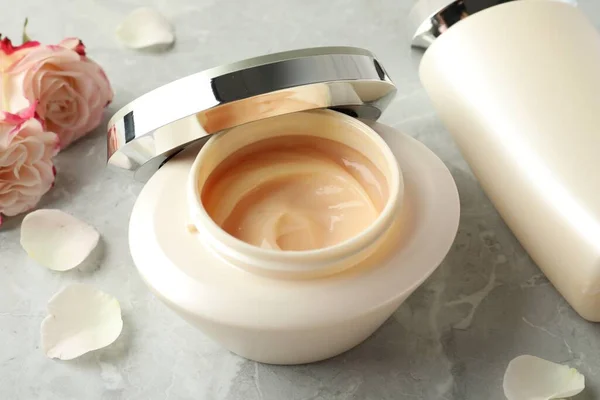 Haarverzorging Cosmetische Producten Mooie Bloemen Lichtgrijze Marmeren Tafel — Stockfoto