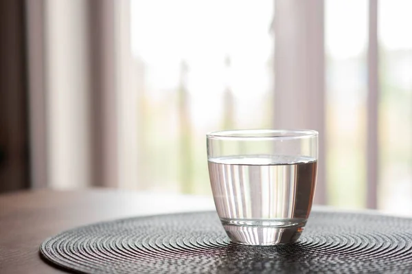 Egy Pohár Víz Asztalon Szobában Szöveg Helye — Stock Fotó