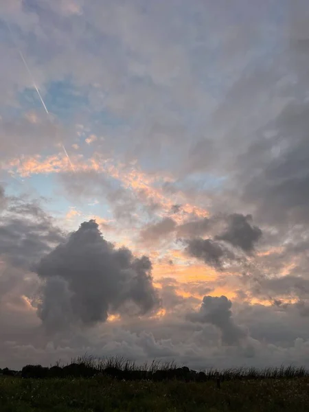 Pintoresca Vista Del Campo Verde Cielo Nublado Atardecer — Foto de Stock