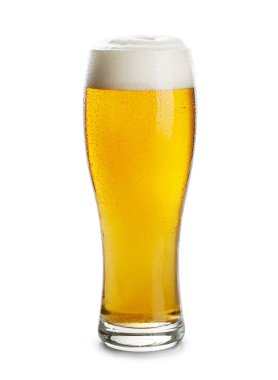 Beyaz arka planda bir bardak lezzetli light bira.