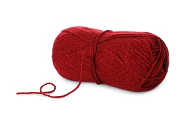 Yumuşak kırmızı yün iplik beyaza izole edilmiş