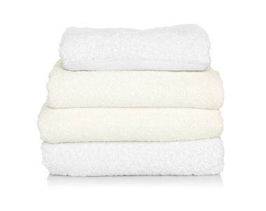 Beyaz arka plan üzerinde yumuşak terry havlu katlanmış