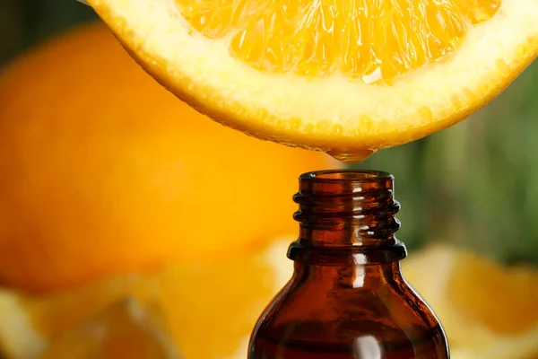 Druipt Etherische Olie Van Sinaasappel Fles Wazige Achtergrond Close Ruimte — Stockfoto