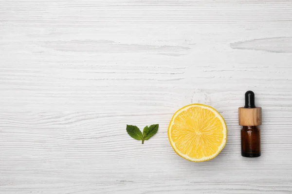 Lahvička Citrusového Esenciálního Oleje Čerstvého Citronu Bílém Dřevěném Stole Plochá — Stock fotografie