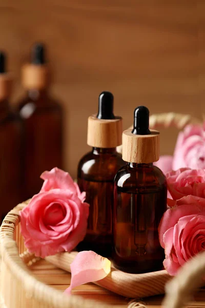 Botellas Aceite Esencial Rosa Flores Bandeja — Foto de Stock