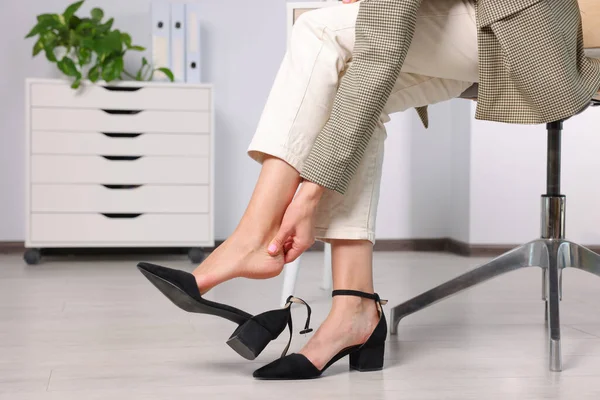 Ofiste Ayağını Ovuşturan Kadın Yakın Plan — Stok fotoğraf