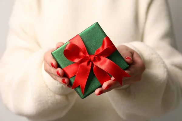 Regalo Navidad Mujer Sosteniendo Caja Regalo Primer Plano —  Fotos de Stock