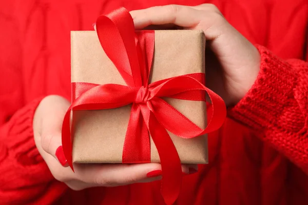 圣诞礼物女人拿着礼品盒 特写镜头 — 图库照片