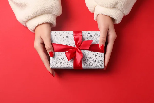 Julklapp Kvinna Med Presentförpackning Röd Bakgrund Ovanifrån — Stockfoto