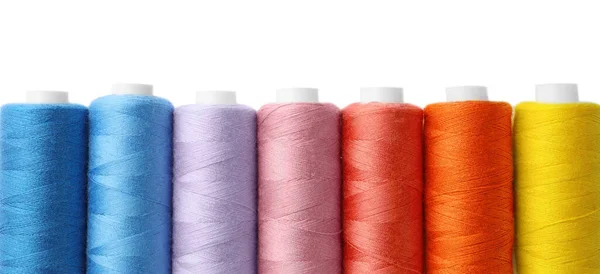 白い背景に異なるカラフルな縫製糸のセット トップビュー — ストック写真