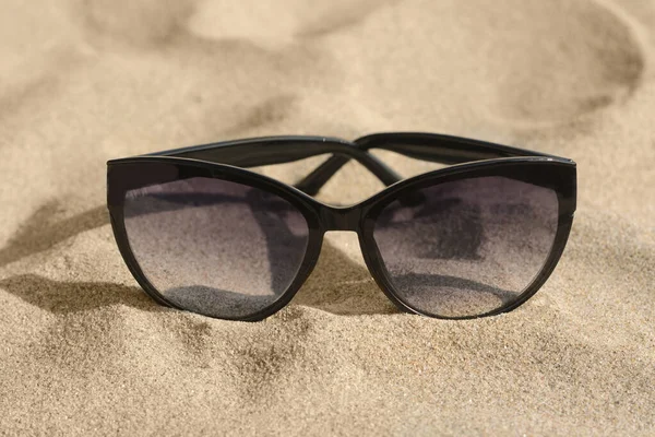 Stylové Sluneční Brýle Černým Rámem Písečné Pláži Detailní Záběr — Stock fotografie