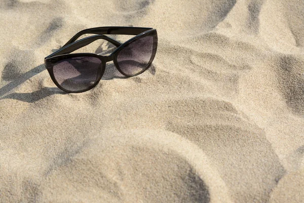 Stylowe Okulary Przeciwsłoneczne Czarną Ramą Piaszczystej Plaży Miejsce Tekst — Zdjęcie stockowe