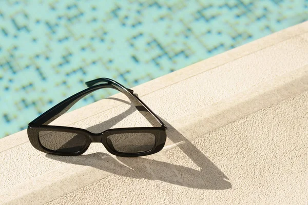 Stijlvolle Zonnebril Bij Het Buitenzwembad Zonnige Dag Ruimte Voor Tekst — Stockfoto