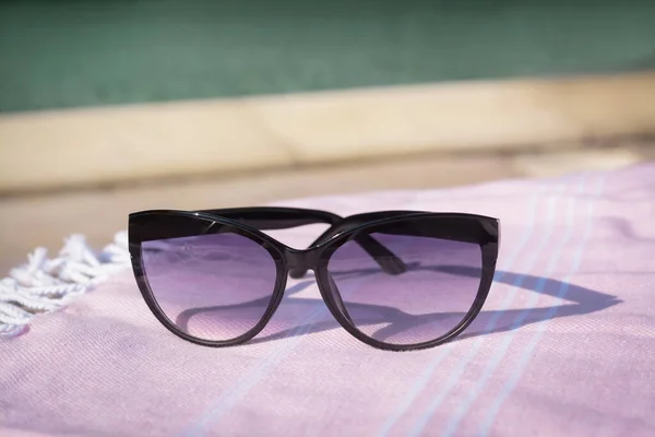 Stylowe Okulary Przeciwsłoneczne Kocu Przy Odkrytym Basenie Zbliżenie — Zdjęcie stockowe
