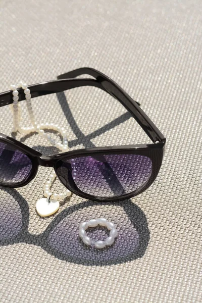Stylové Sluneční Brýle Šperky Šedém Povrchu Detailní Záběr — Stock fotografie
