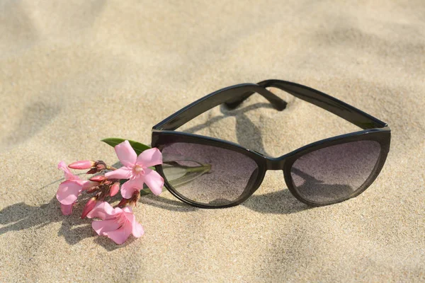 Piękne Okulary Słoneczne Kwiatem Piaszczystej Plaży — Zdjęcie stockowe