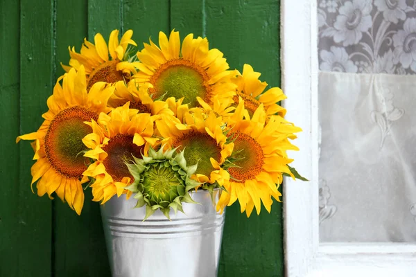 Strauß Schöner Sonnenblumen Eimer Neben Dem Fenster Freien — Stockfoto