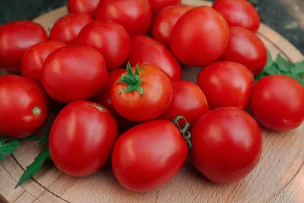 Wooden Board Fresh Ripe Tomatoes Closeup — Stock Photo, Image