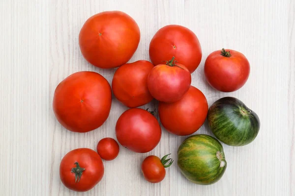 Viele Verschiedene Reife Tomaten Auf Weißem Holztisch Flach Gelegt — Stockfoto