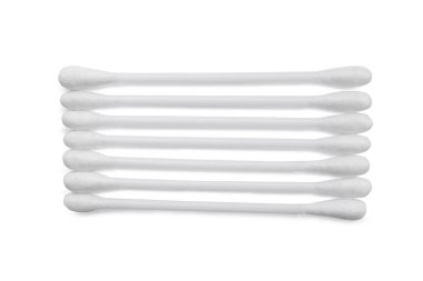 Beyaz arkaplanda plastik pamuk tomurcukları, üst görünüm