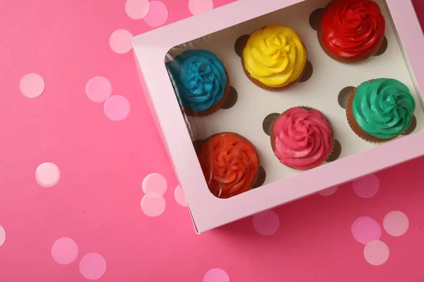 Caixa Com Diferentes Cupcakes Confetes Sobre Fundo Rosa Flat Lay — Fotografia de Stock