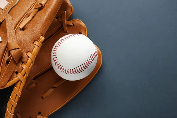 Catcher Rukavice Baseballový Míček Tmavém Pozadí Horní Pohled Prostorem Pro — Stock fotografie