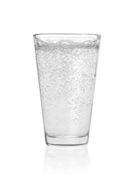 Bardak soda su üzerinde beyaz izole