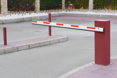 Sonbahar günü yol kenarında kapalı bir bariyer var.