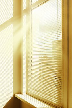 Odada yatay panjurları olan şık bir pencere