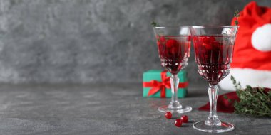 Gri masadaki likörle nefis bir Noel kokteyli, mesaj için yer var. Pankart tasarımı
