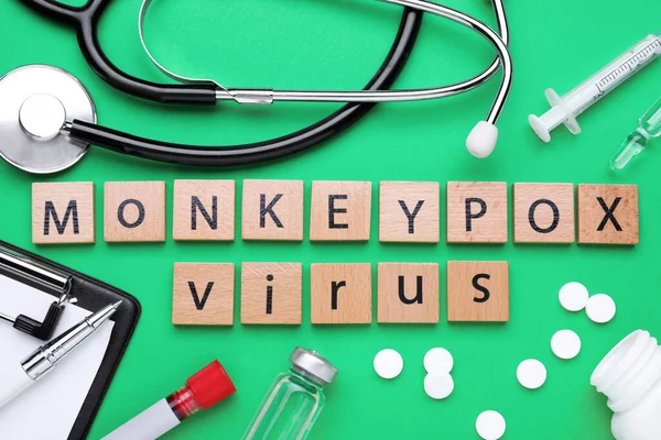Επίπεδη Σύνθεση Lay Τις Λέξεις Monkeypox Virus Κατασκευασμένα Από Ξύλινες — Φωτογραφία Αρχείου