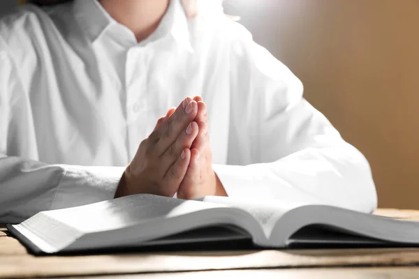 Mulher Mãos Dadas Enquanto Orava Sobre Bíblia Mesa Madeira Close — Fotografia de Stock