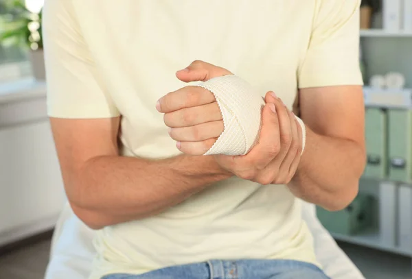 Homem Com Mão Embrulhada Atadura Médica Hospital Close — Fotografia de Stock