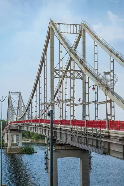 Kyiv Ukraine August 2022 Vacker Utsikt Över Den Moderna Gångbron — Stockfoto