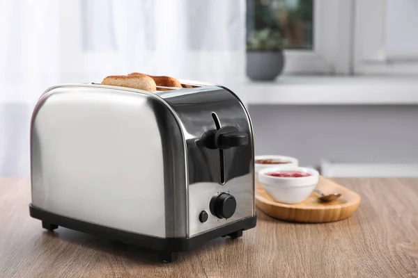 Toaster Mit Geröstetem Brot Und Marmelade Auf Holztisch Platz Für — Stockfoto