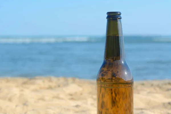 Fles Bier Het Strand Bij Zee Close Ruimte Voor Tekst — Stockfoto