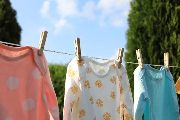 干净的小宝宝们挂在室外的洗衣线上 干衣服 — 图库照片
