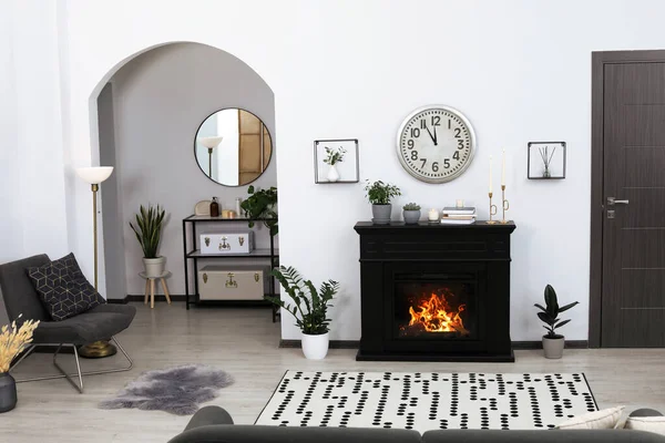 Stilvolles Wohnzimmer Mit Kamin Und Grünen Pflanzen — Stockfoto
