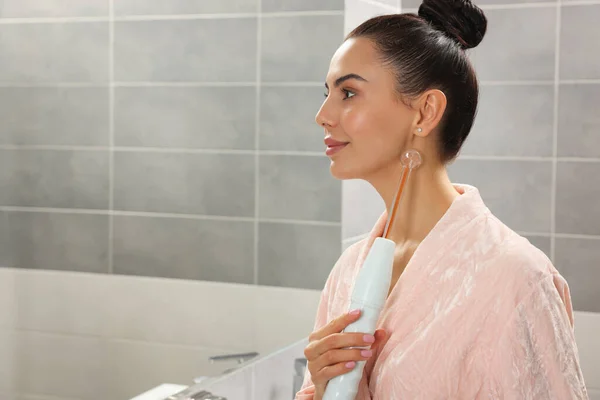 Banyoda Yüksek Frekanslı Darsonval Aygıt Kullanan Bir Kadın Mesaj Için — Stok fotoğraf